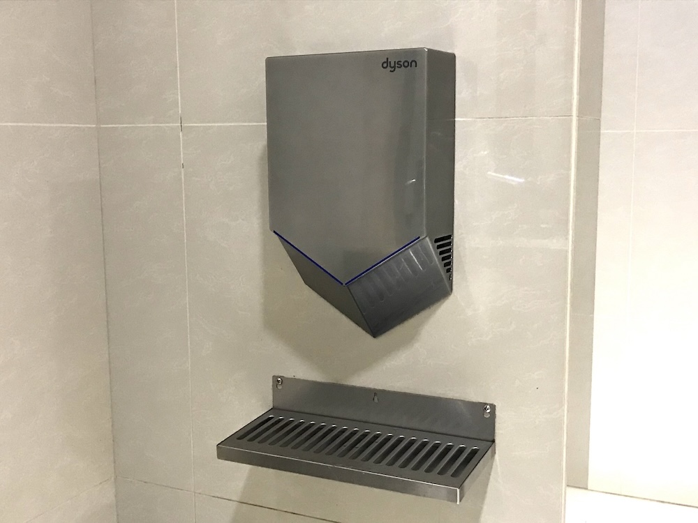 グアムのショッピングモールにあった「Dyson Airblade V」。2017年に撮影