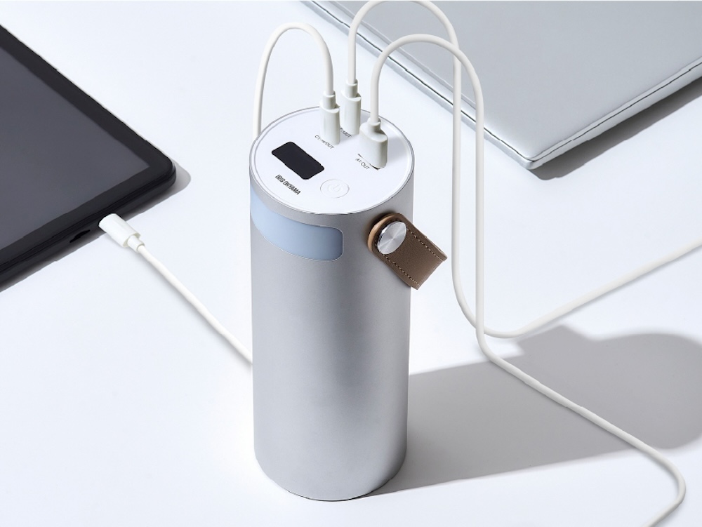 USB Type-Cポートを2口、USB Type-Aポートを1口備え、最大3台の機器へ同時に給電できる