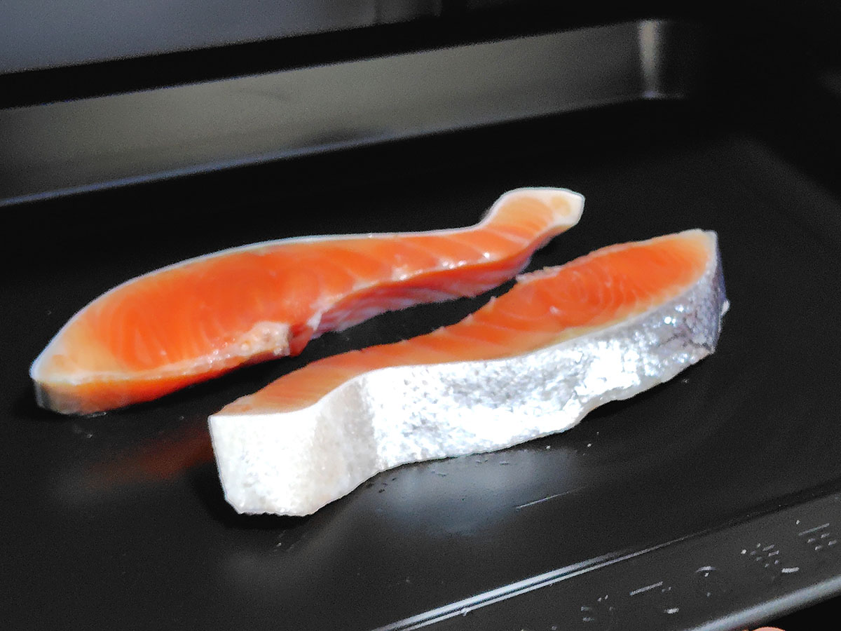 魚の切り身を置いた角皿を中段にセット