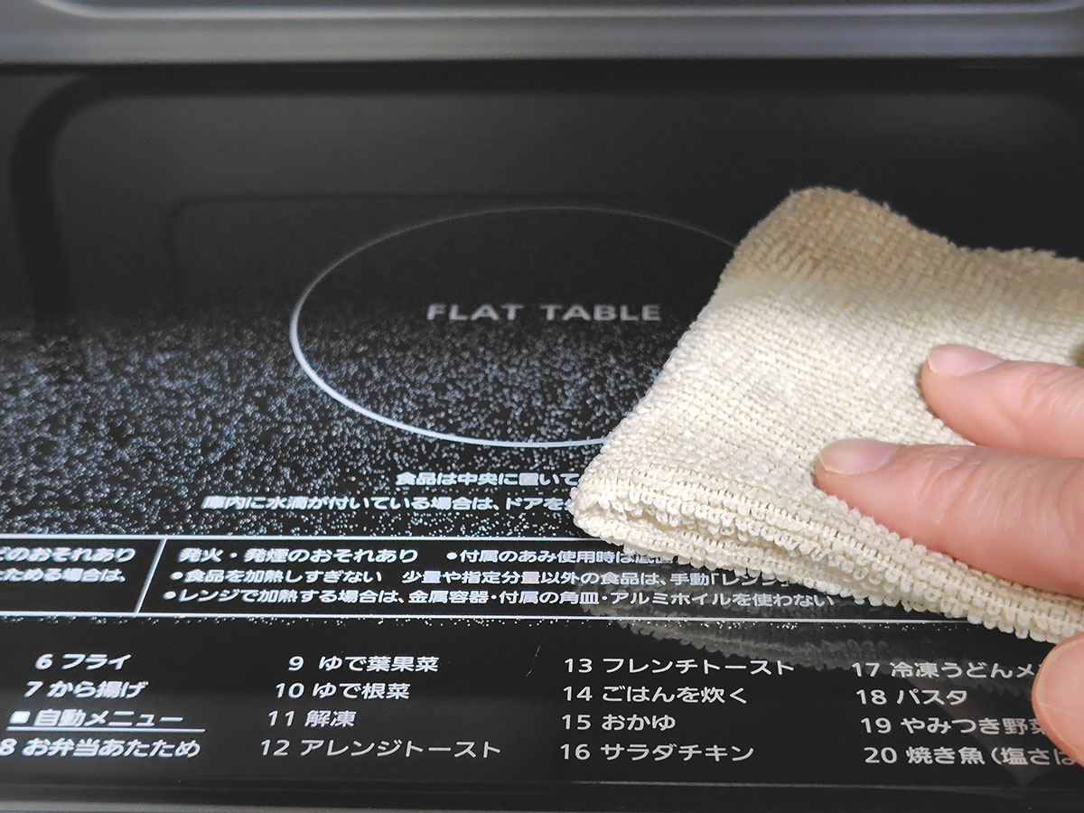 お手入れしやすいフラット仕様の庫面