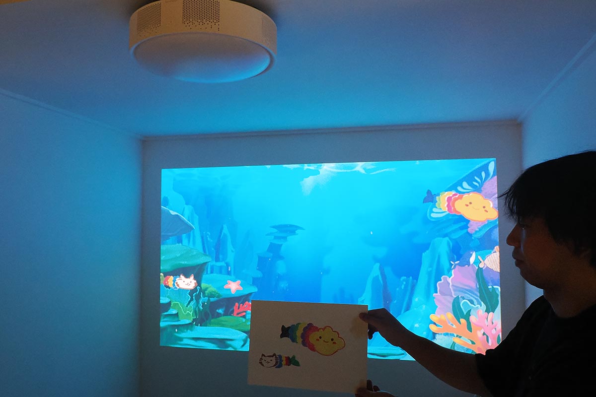 手描きした魚の絵が映像内で泳ぐアプリも家族で楽しめる