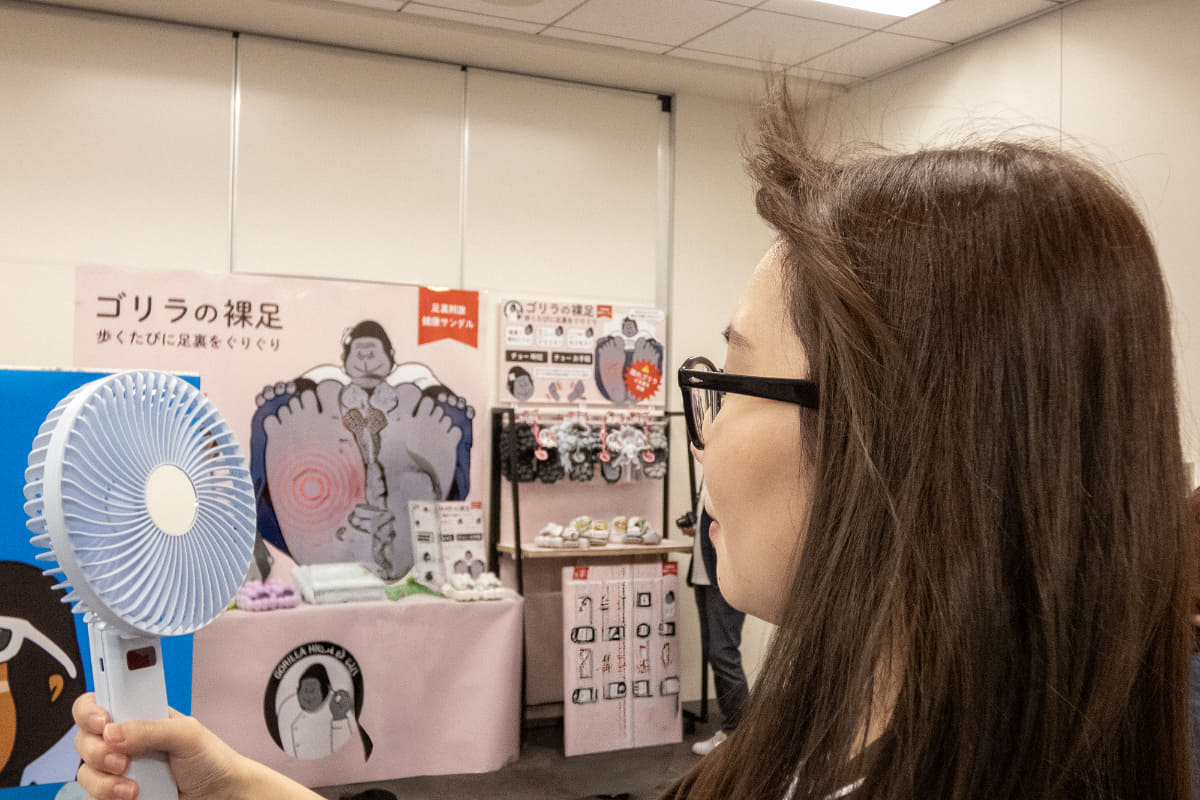 編集部・鄭が試している様子。顔の半分を超える本体サイズという印象