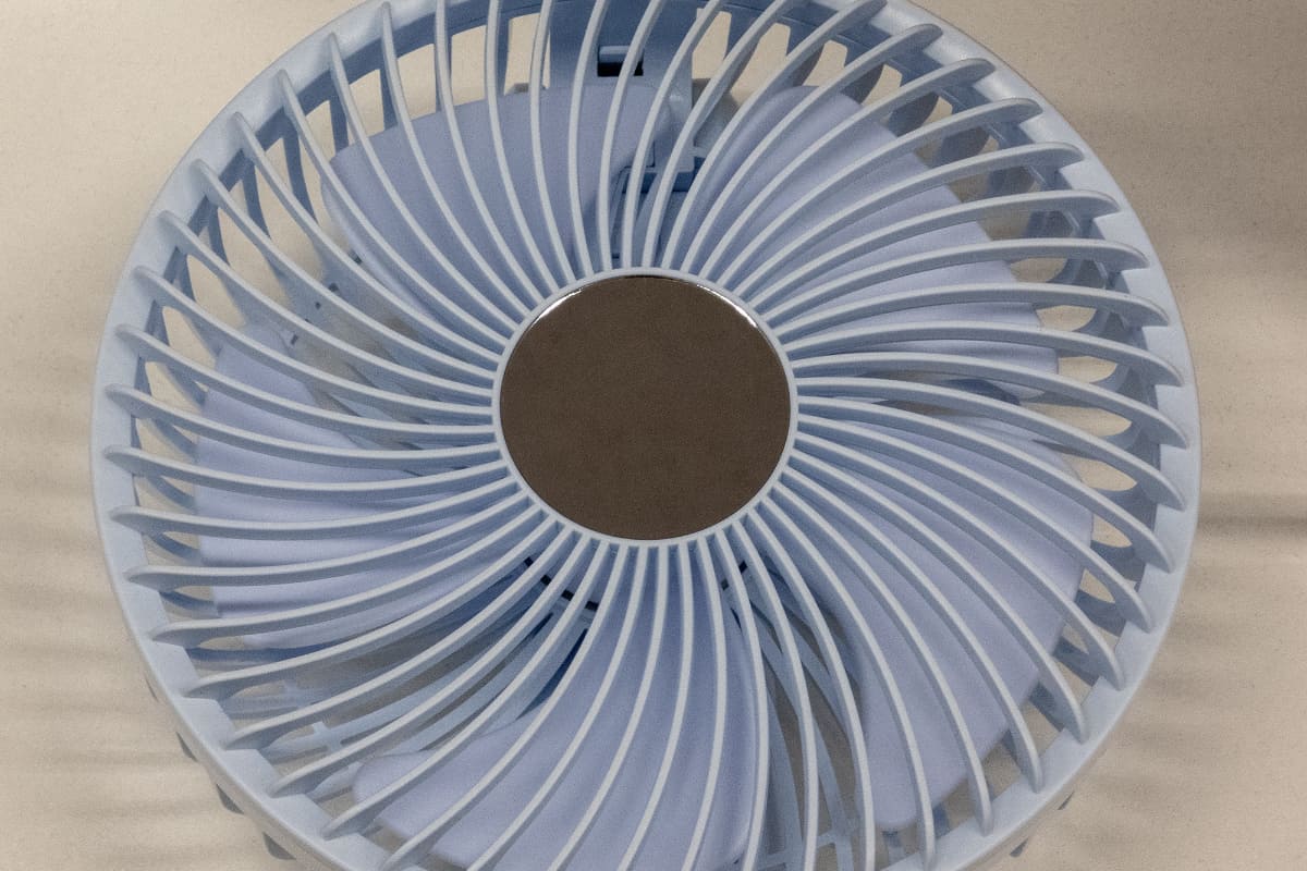 本体前面部の中央に配置されるミラー