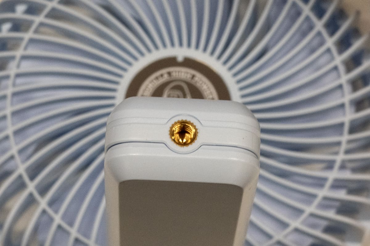 底面には1/4インチネジ穴