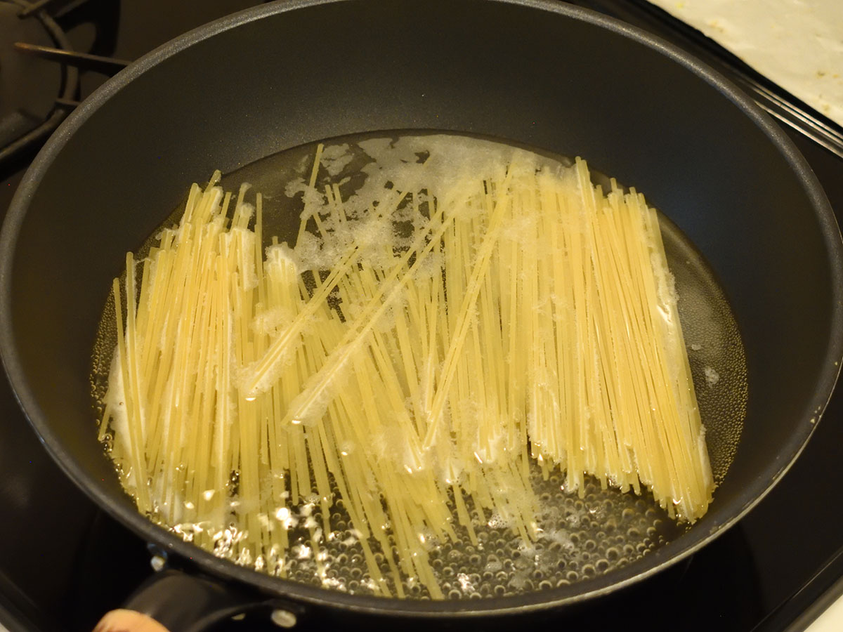 写真はスパゲティを半分に折っています