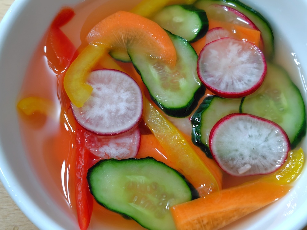 米のとぎ汁を使って野菜や果物を発酵させて作る、辛くないキムチ