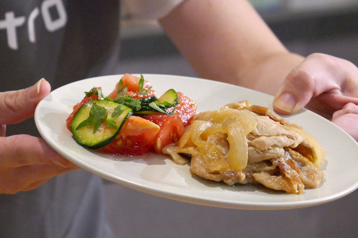 オートクッカーで作ったしょうが焼きと、ぱぱっと副菜レシピで提案されたなかから作ったトマトとズッキーニのサラダ