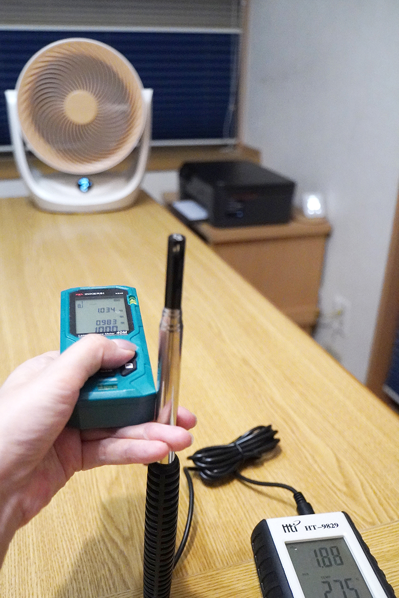 熱線式風速計を使い、実際にどの程度の風が届くのかを計測
