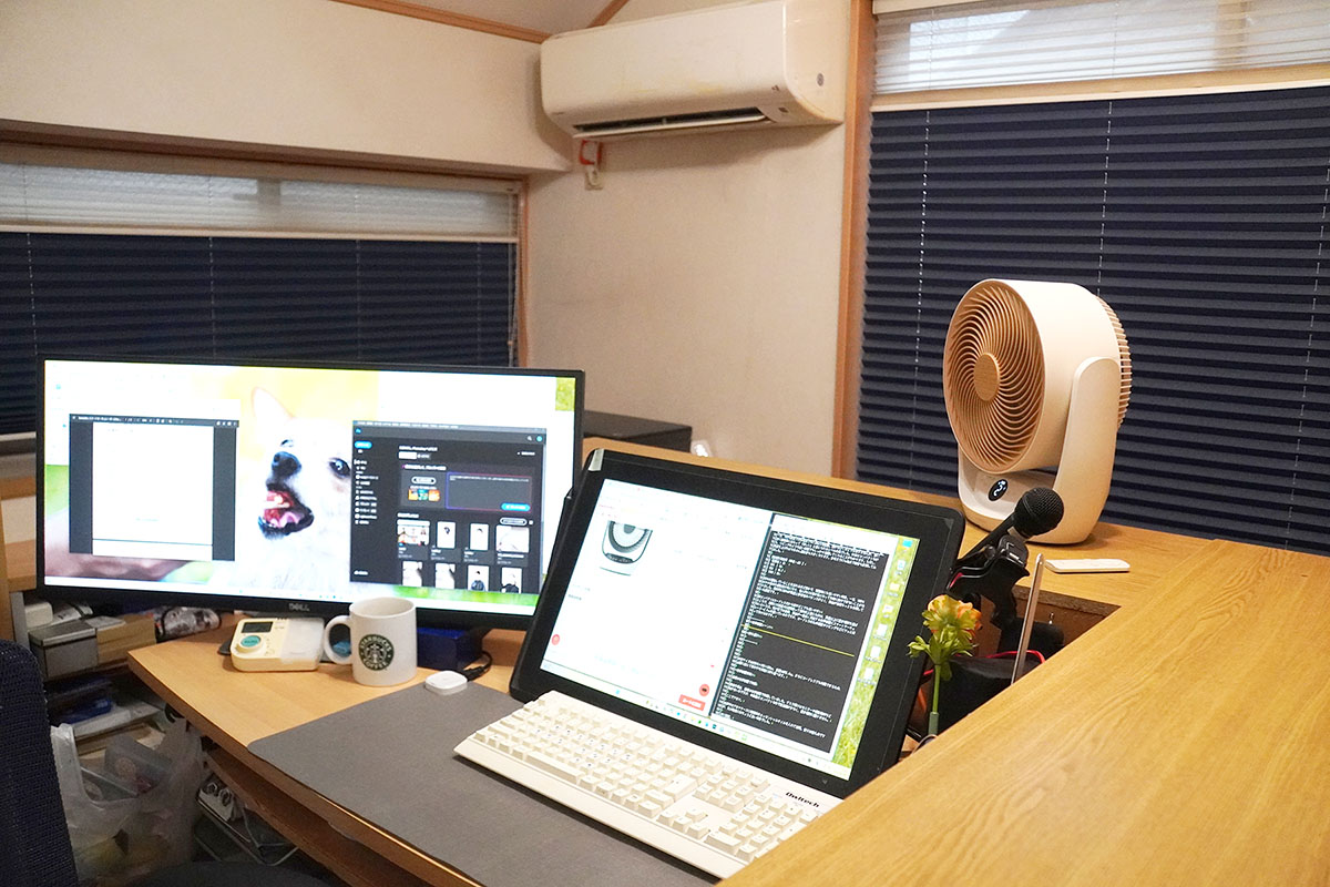 スマートサーキュレーター2 Proを普段設置している仕事部屋。一日の滞在時間が一番長いため、この部屋では常にACアダプターを接続して利用しています