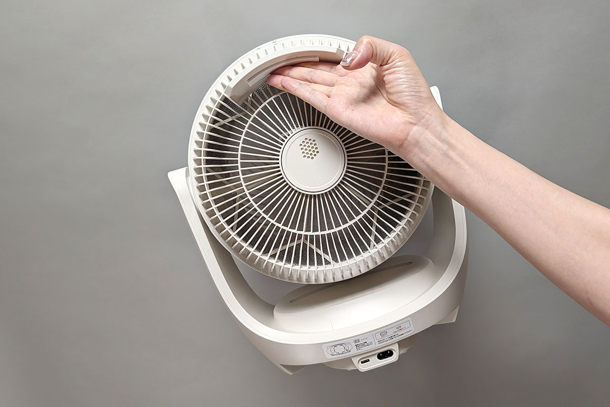 本体背面上部は指をひっかけやすい持ちやすい形状で、非力な女性でも軽々持ち運べました