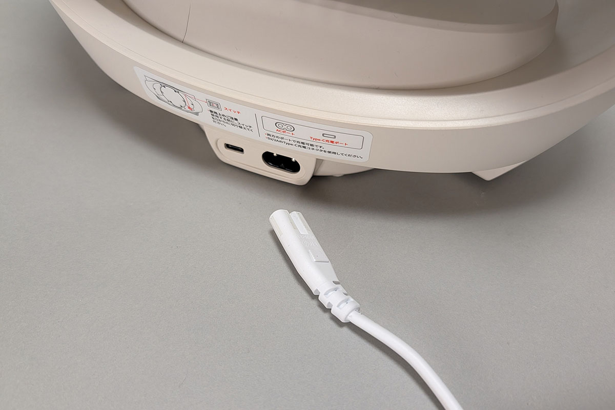 背面下部には付属ACアダプター用端子のほか、USB Type-Cポートも搭載。USB Type-C経由で本体を充電できるため、いざとなったらモバイルバッテリーでも充電できるのは防災対策としても嬉しい