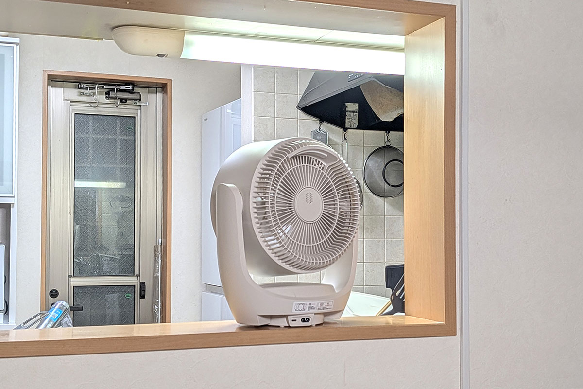 本体の奥行きが15.8cmしかないため、我が家の狭いキッチンカウンターにも載せられました。キッチン周りは電源が足りないので、コードレスでコンセントの位置を気にする必要がないのもありがたい