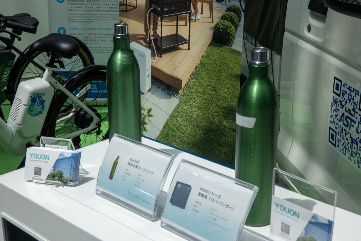 ポータブル固体水素カートリッジ。展示されていた資料によると、容量は0.39L、水素貯蔵量は200L/20g、圧力は1MPa未満、重量は約2.1kg