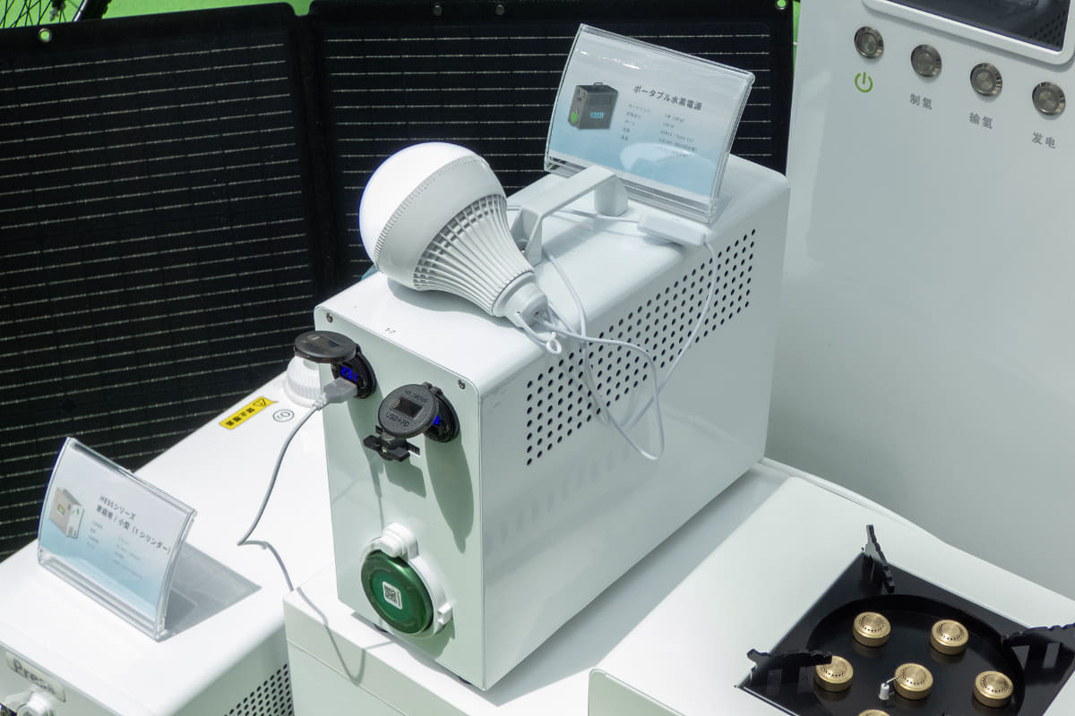 ポータブル水素電源。展示されていた資料によると、カートリッジ1本で定格出力は120W、ポートはUSB×2・USB Type-C×2、容量は250Wh、重量は4.6kg