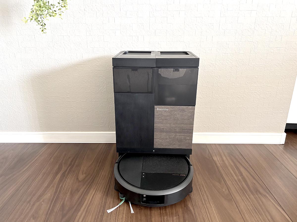 「Roomba Plus 575 Comboロボット + AutoWash 充電ステーション」を使ってみました。今までロボット掃除機を置いていた場所に置くと、空間にゆとりが感じられました