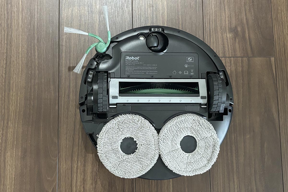 ルンバ575は2つの回転モップが付いていて、掃除機がけと同時に水拭きを行ないます