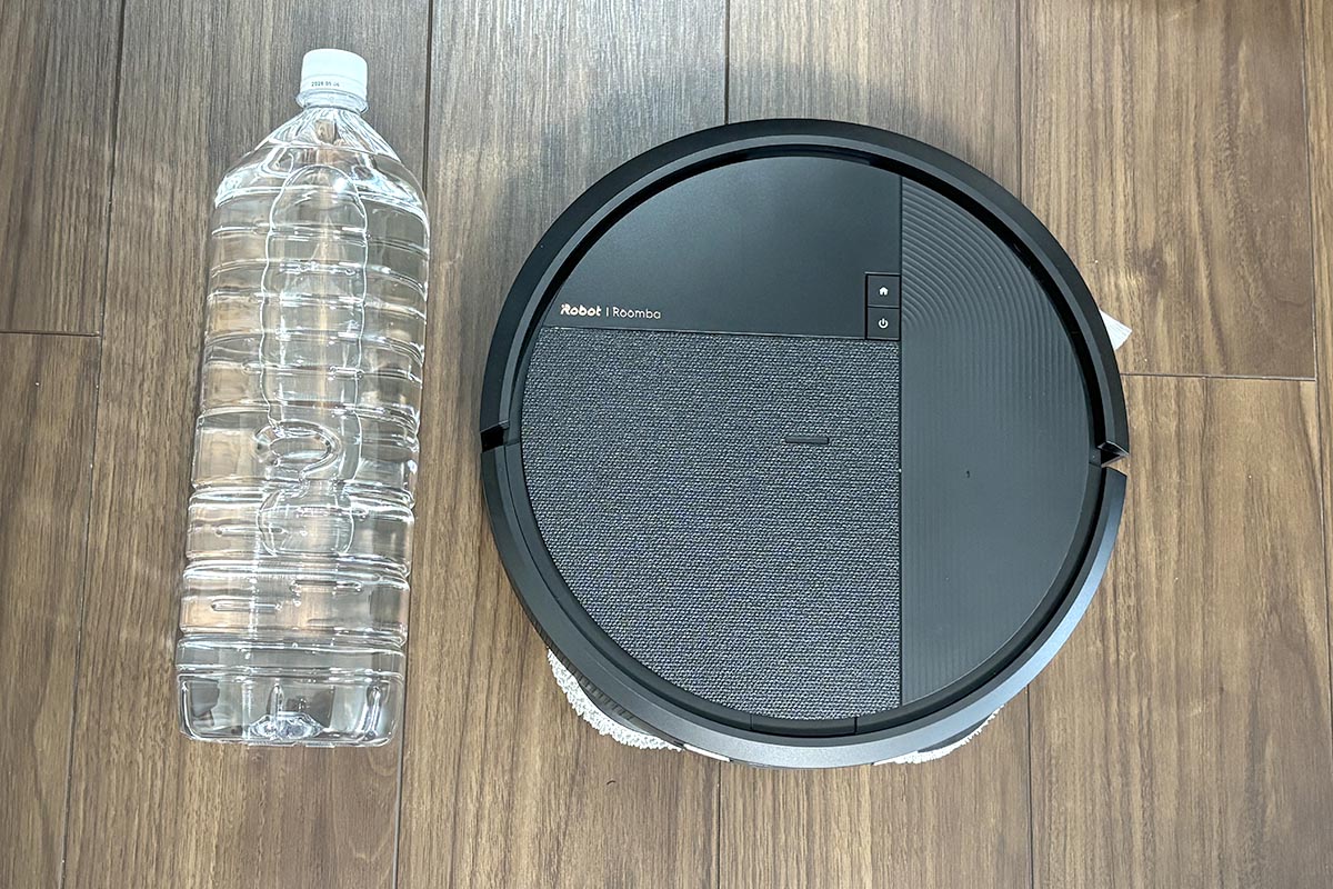直径30cmは2Lペットボトルの高さと同じぐらい。従来のサイズ感を見慣れていると、だいぶコンパクトな印象です