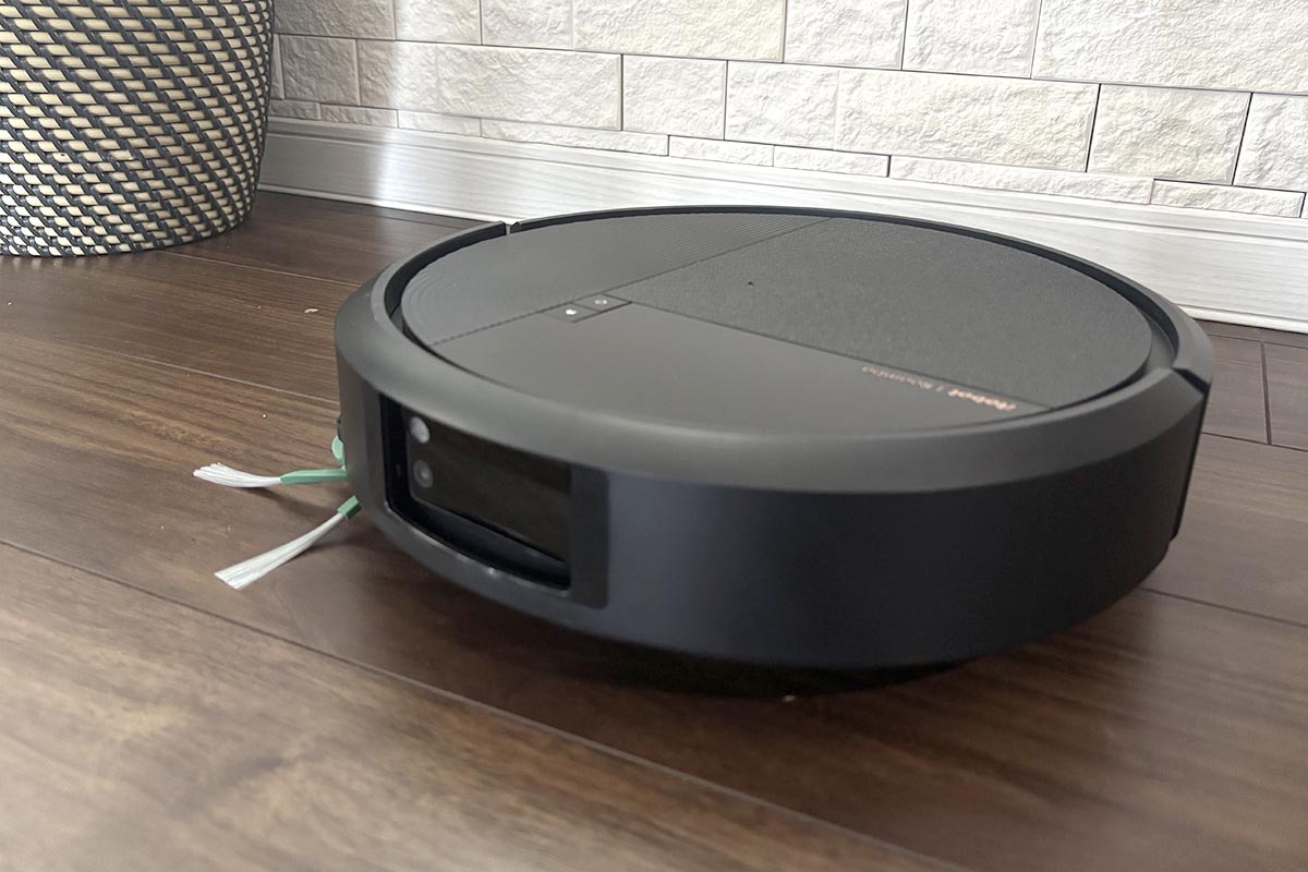 一般的なロボット掃除機は、部屋の形状や家具との距離を測定するLiDARセンサーが天面に飛び出ていますが、ルンバ575は本体に内蔵。これにより8.4cmまでの薄型を実現しています