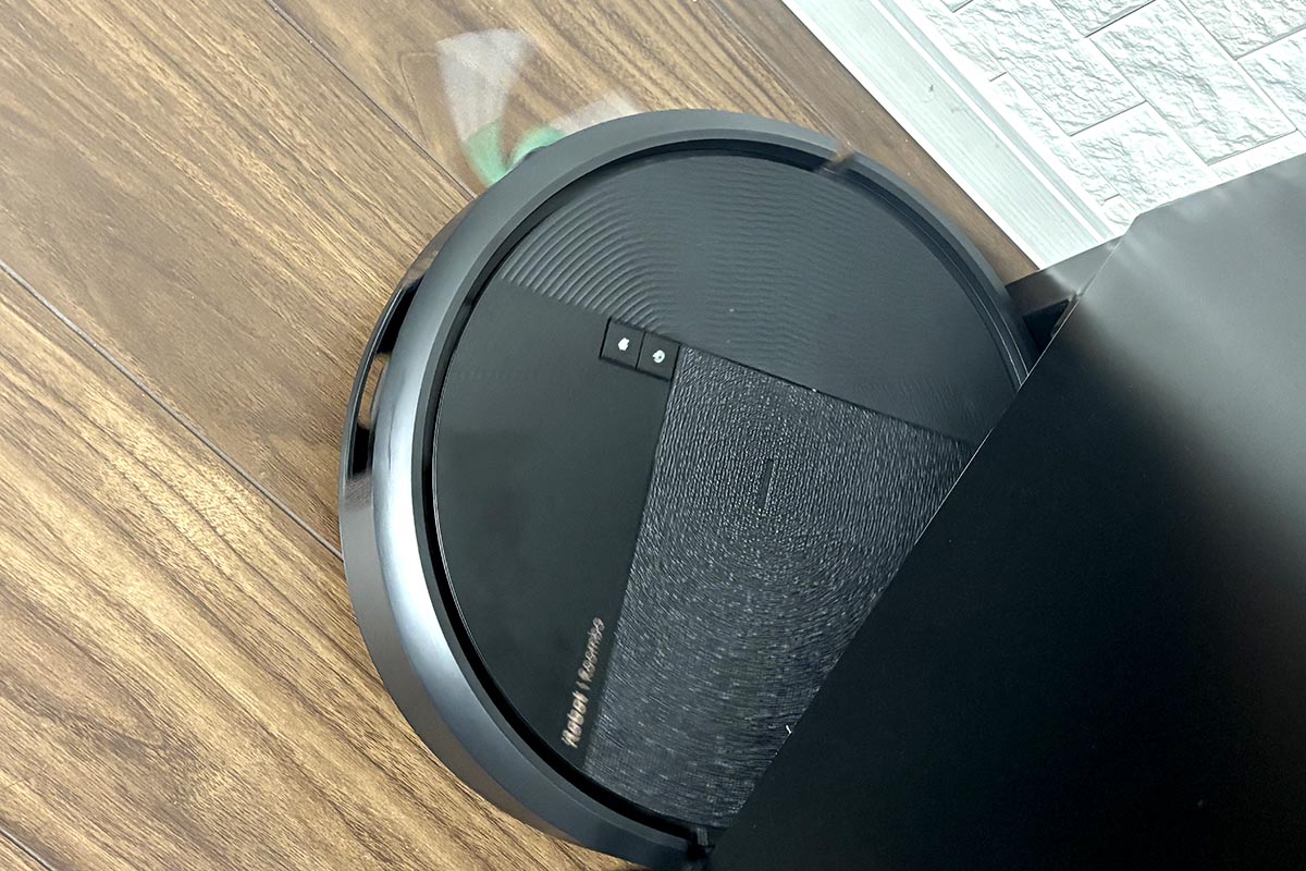 歴代ロボット掃除機が入れなかったキャビネットの下に、ついに入れました