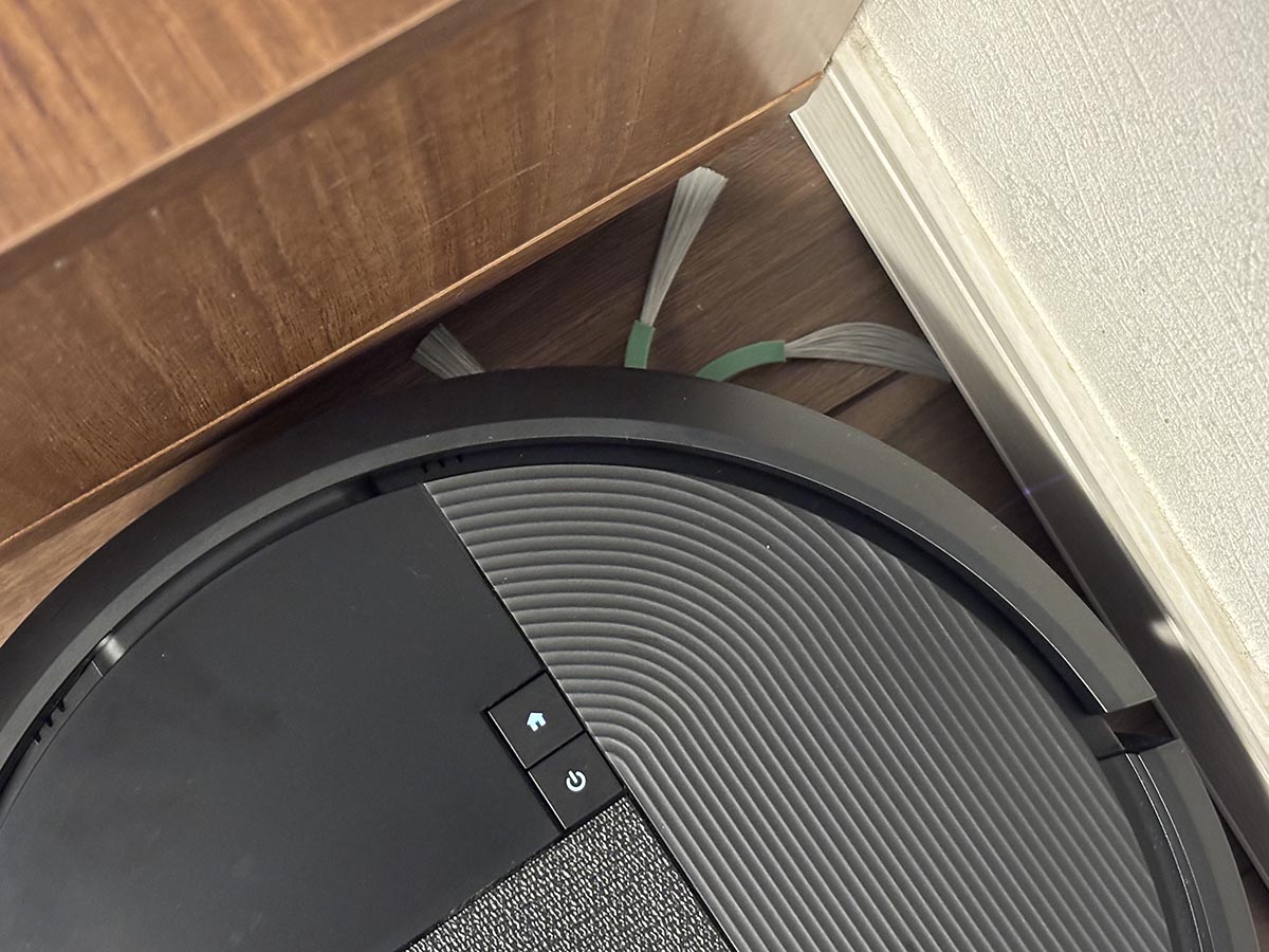 部屋の隅までしっかり届き、ゴミをかき込んで取り除いてくれました