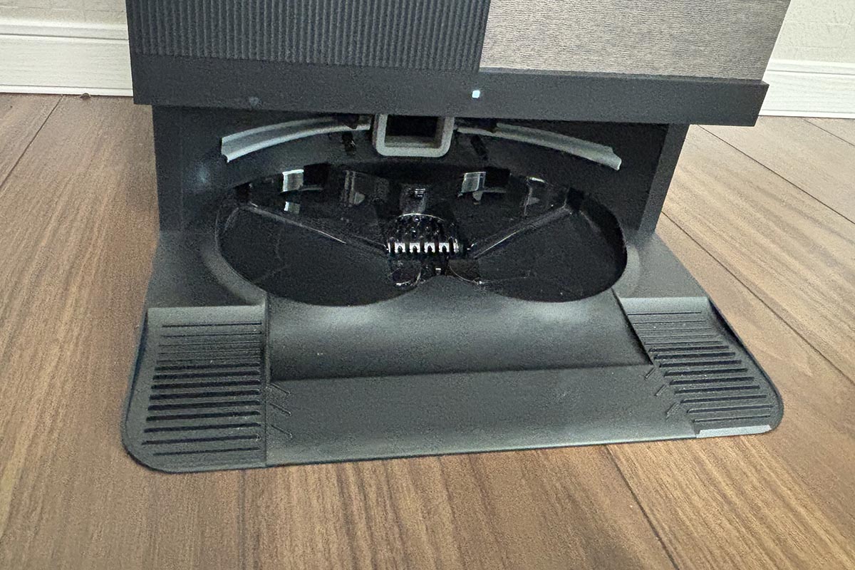 モップクリーニングシステムの様子。掃除が終わって充電ステーションに戻ったら、充電しながら洗浄、乾燥を行ないます