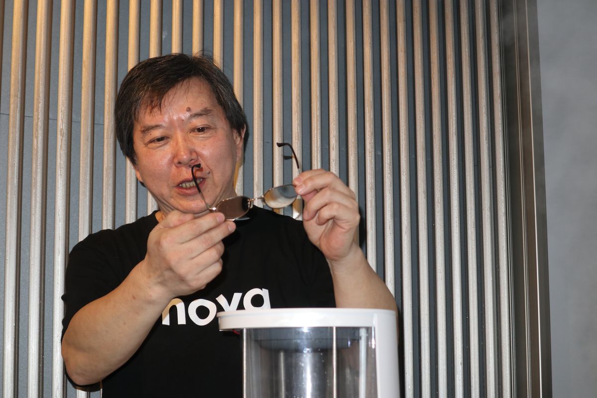 moyaから出てくるミストに眼鏡をかざして見せる森久代表取締役。moyaのミストはごくごく小さいため、手をかざしてもまったく濡れなかった