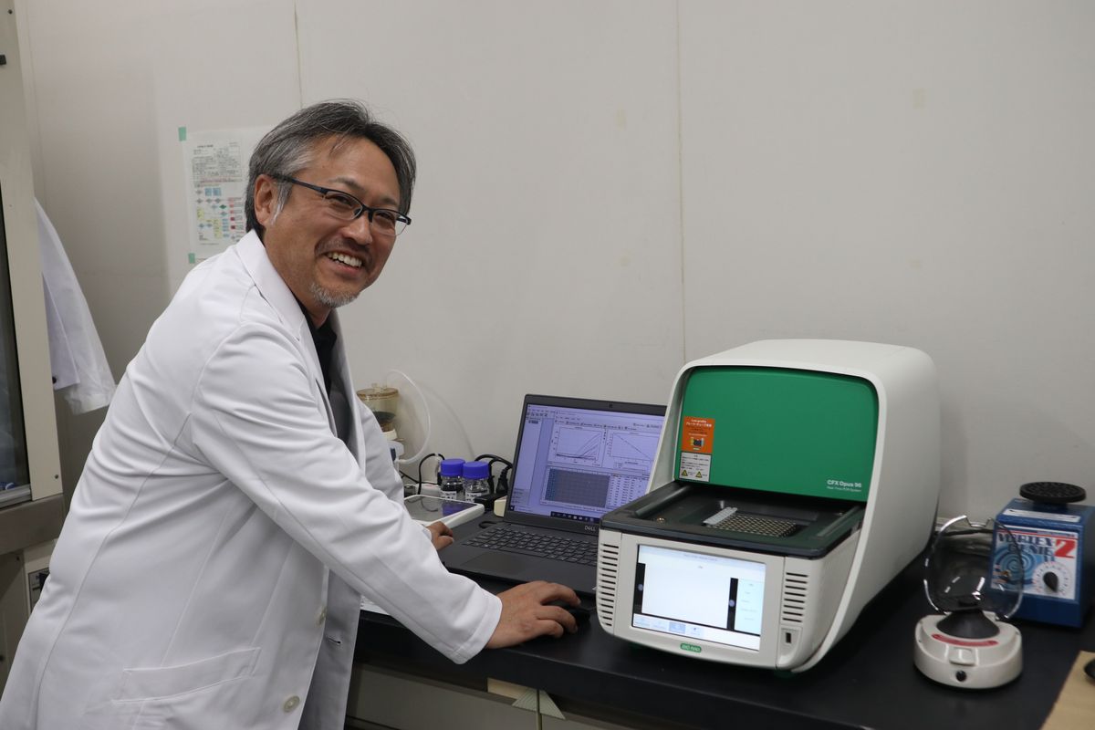 青木さんからの依頼を受けて、moyaでウイルスを不活性化できるかを実証・研究している安藤・間の土木研究部 コンクリート構造・材料グループ 主任研究員の中村孝道さん。農学の博士号を持つ