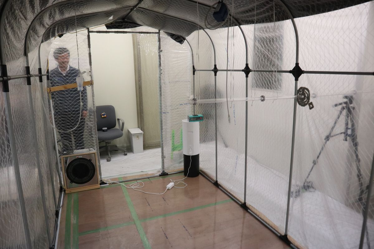 室内に完全密閉された実験空間を作り、この中に菌を放出。その後moyaを稼働して一定時間経過したら、空間の空気をサンプリングする