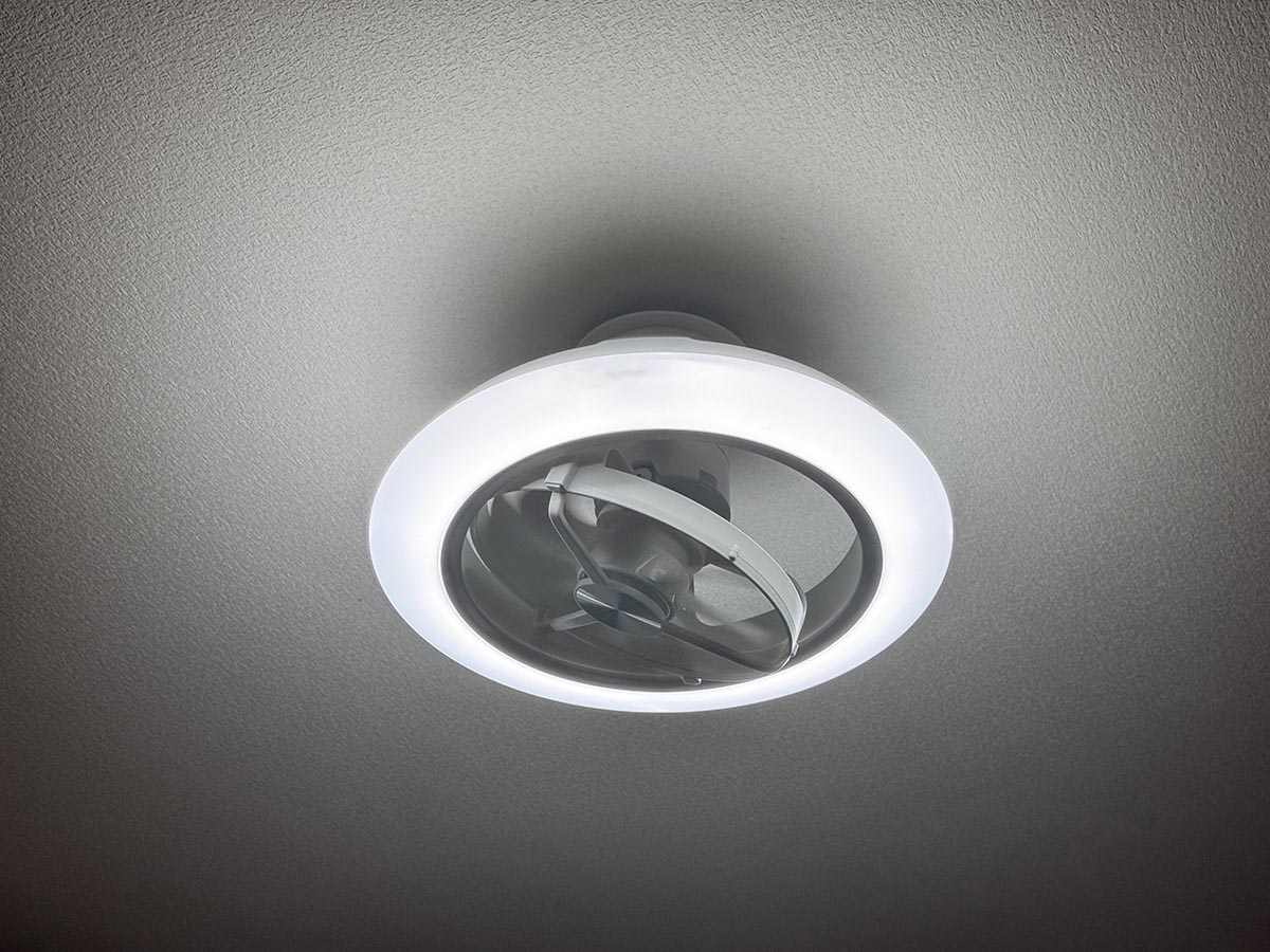 メインのLEDを点灯したところ。こちらが昼白色の「さわやか」