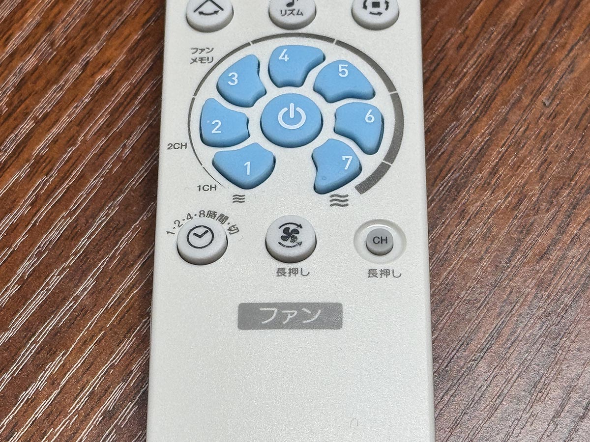 リモコンには逆回転ボタンがあり、ファンの交換不要で逆回転できる