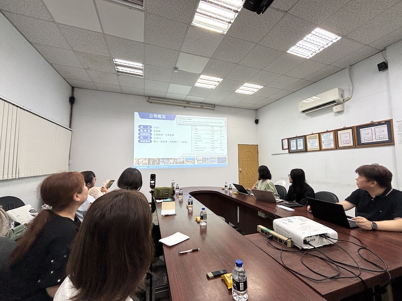 まずは会議室にて会社や工場の説明を聞く