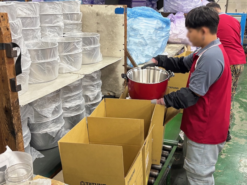 付属品を同梱する箱詰め作業