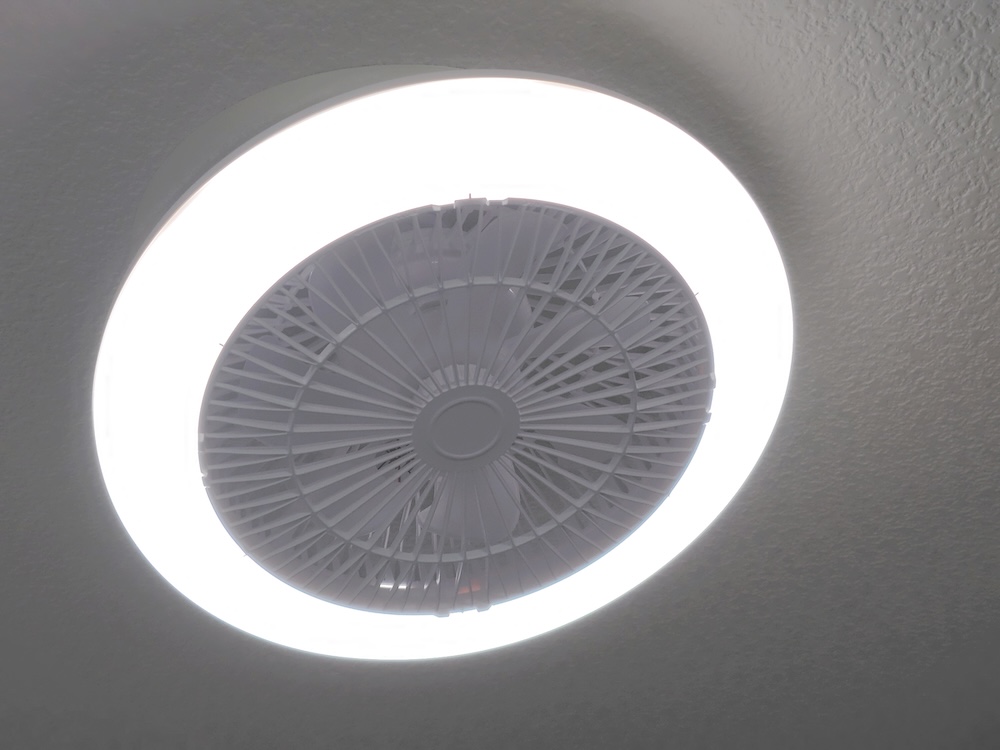 消費電力は最大でも約19W(LEDライト約11.5W、ファン約7.5W)