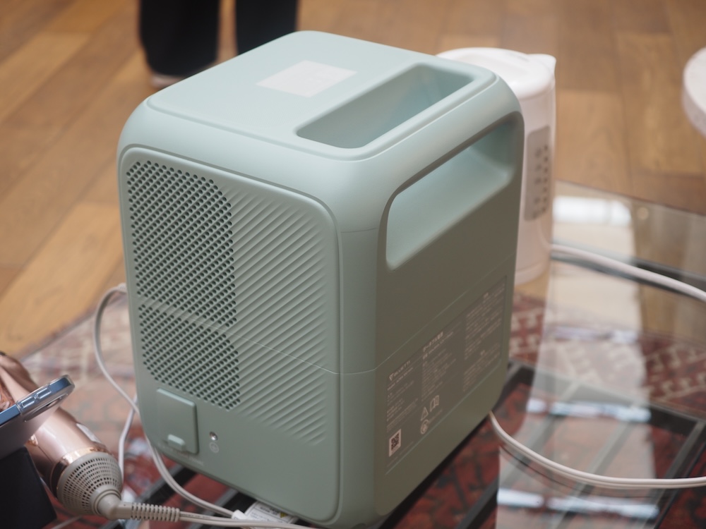本体背面にしっかりと掴める持ち手があるため、実際に持ってみると軽く感じる