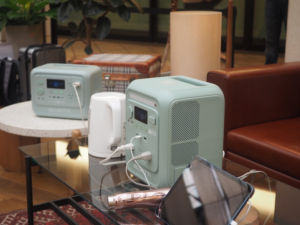 写真中央にあるのが「AORA 100 mini」。充放電サイクルは約6,000回と、毎日使っても16年以上使い続けられる