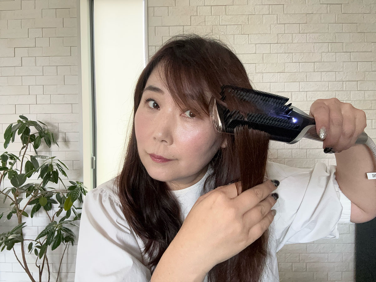ピンの熱が髪にしっかり伝わるよう、ゆっくり丁寧に滑らせていきます