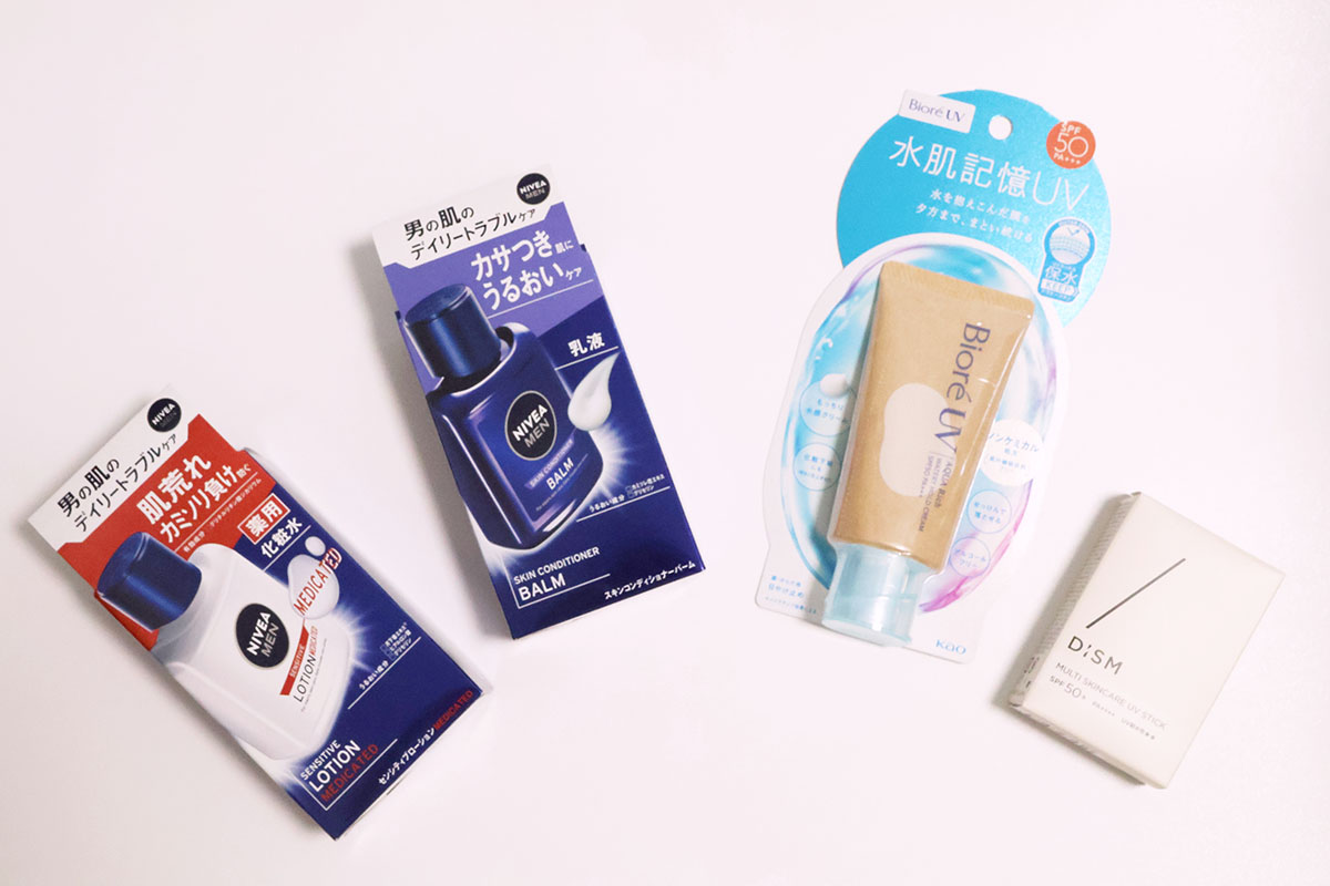 左から、ニベアメン センシティブローション(化粧水)、ニベアメン スキンコンディショナーバーム(乳液)、ビオレ UV アクアリッチ(クリームタイプの日焼け止め)、ディズム マルチスキンケアUVスティック(スティックタイプの日焼け止め)