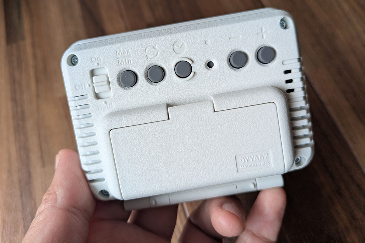 本体裏側に操作ボタンがまとまっている