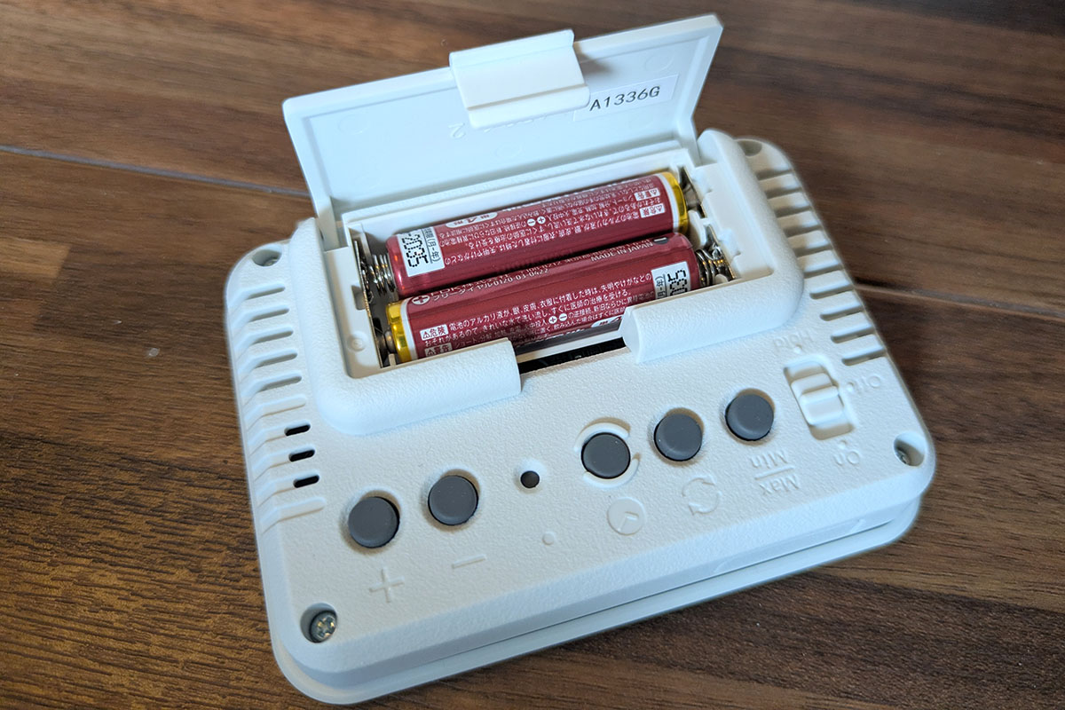 電源は単四形アルカリ乾電池2本