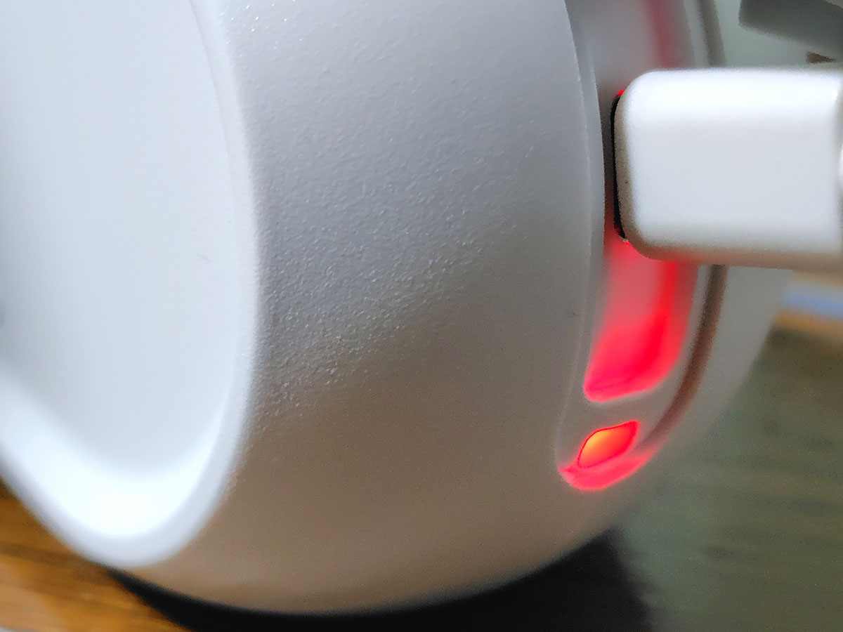 充電中はLEDランプが赤く点灯