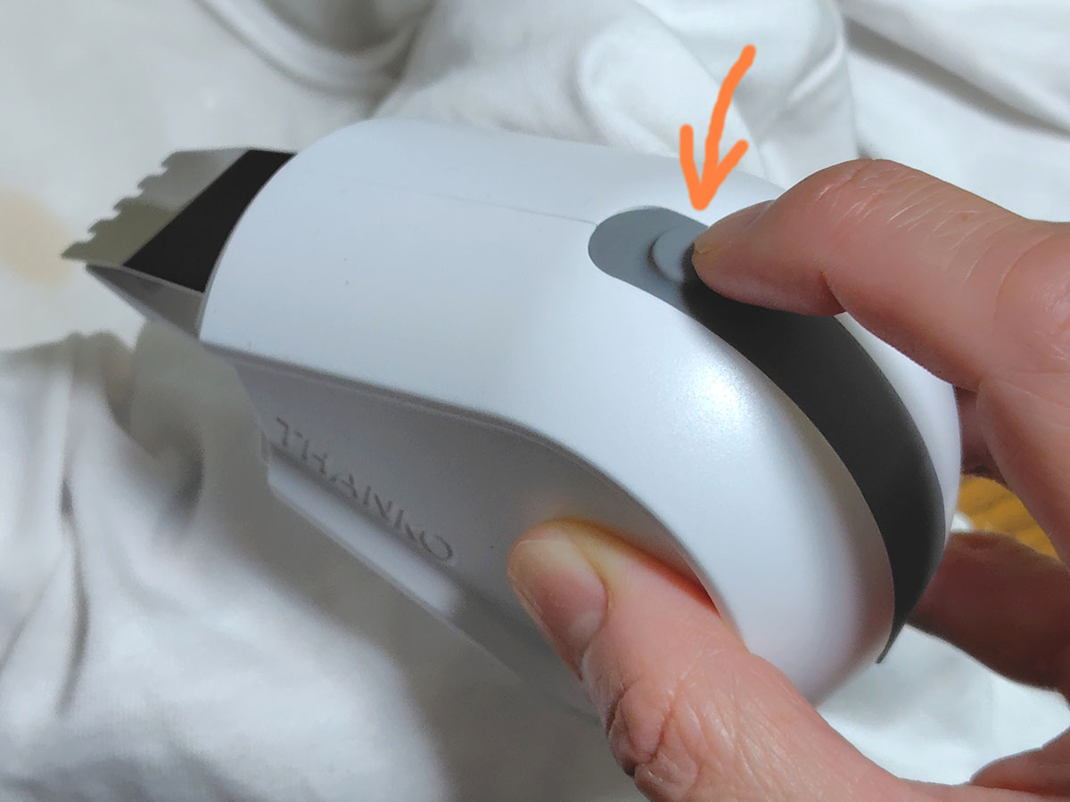 本機上部のボタンを約2秒押して電源を入れる