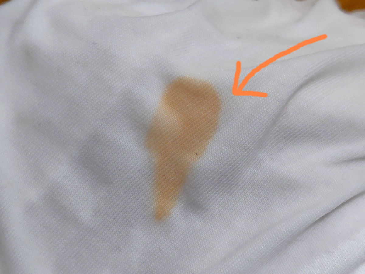 ケチャップ汚れは水で流すだけでは落ちない