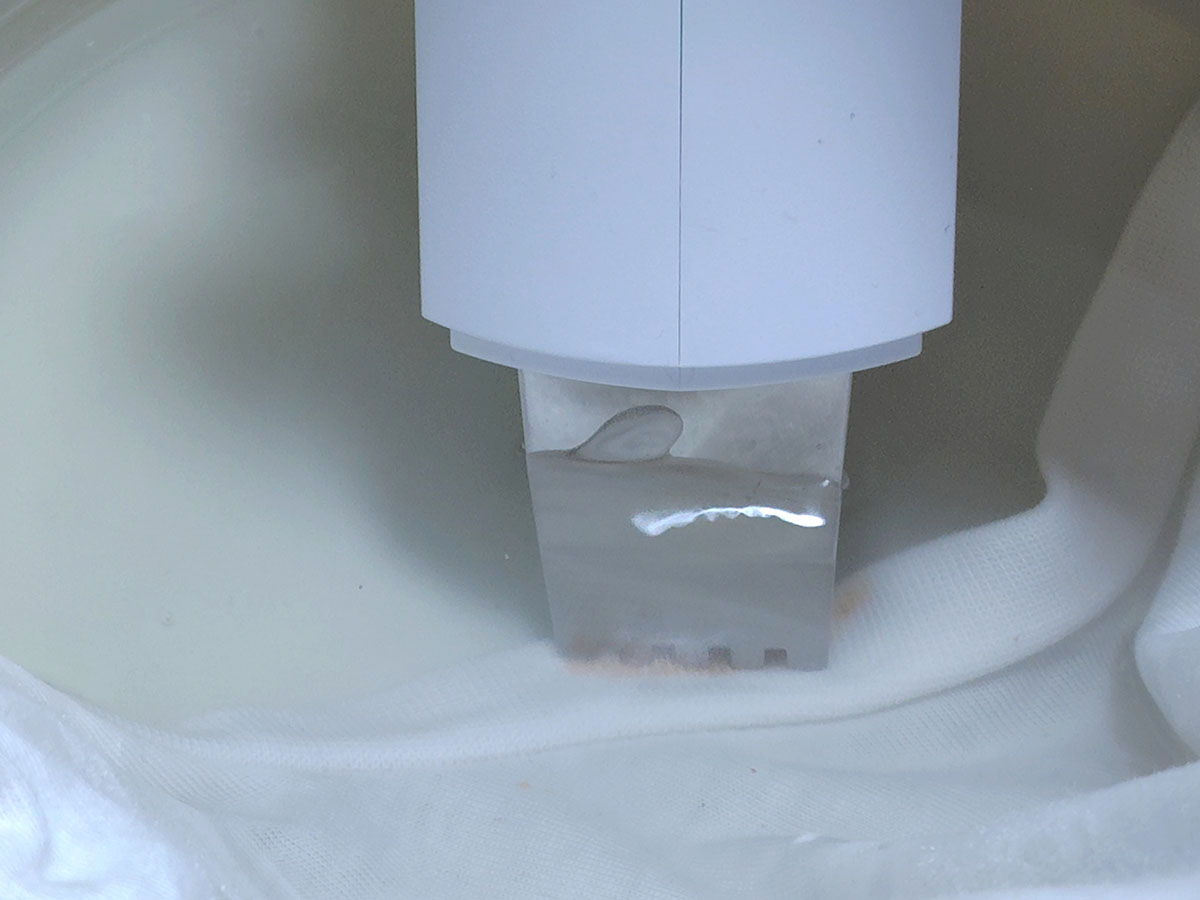 汚れた部分に中性洗剤をなじませてから水にひたして検証