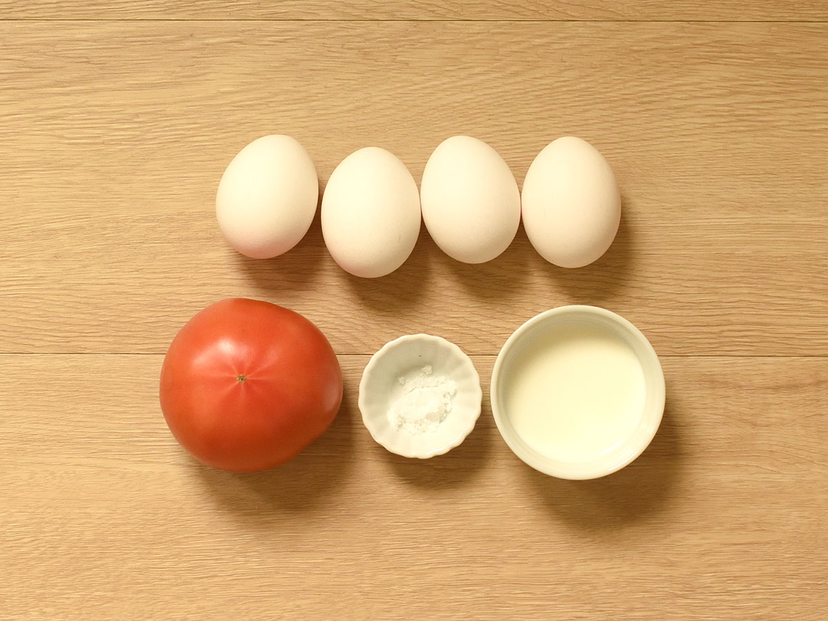 卵を柔らかく仕上げるために牛乳を加えます