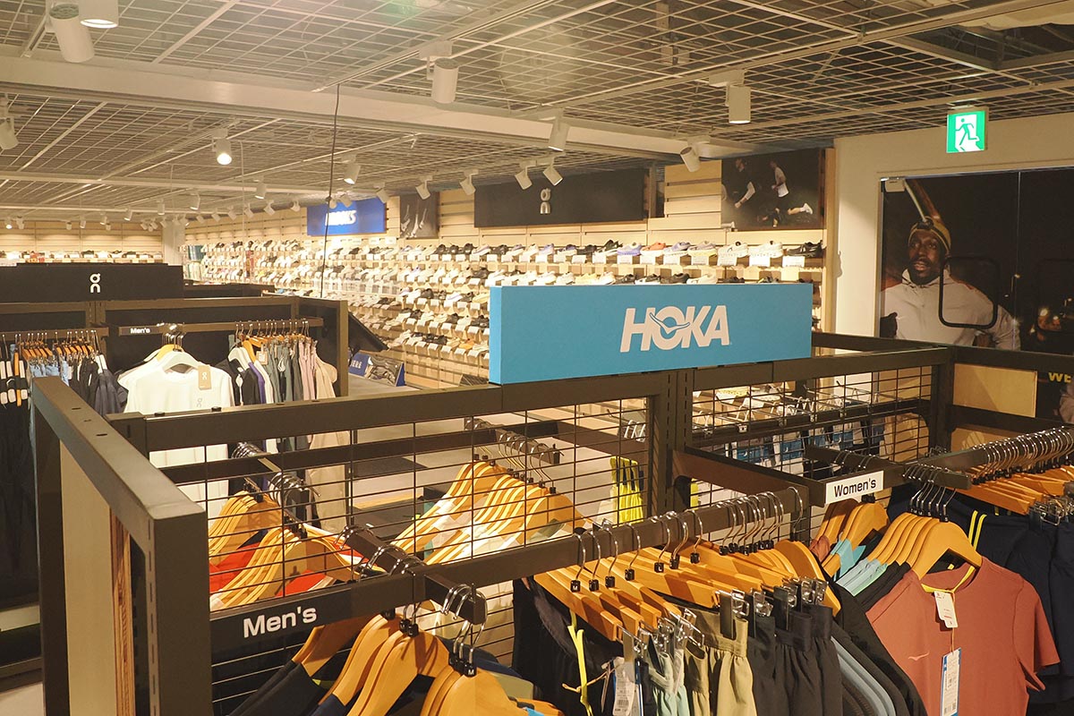 ランニングシューズも豊富。HOKAやOnといった人気ブランドもショップインショップの形で展開