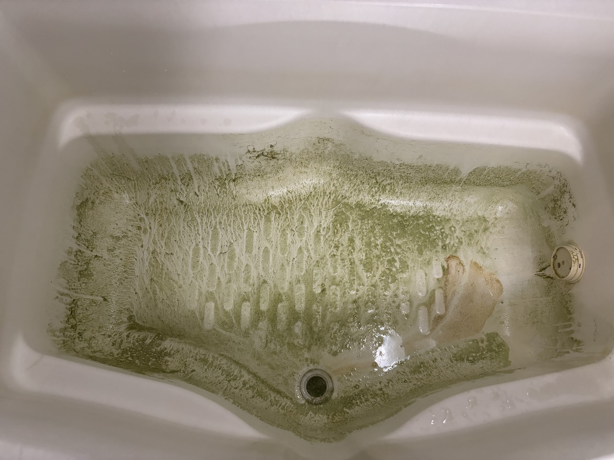 浴槽の底には砂のようなものが溜まっていた……