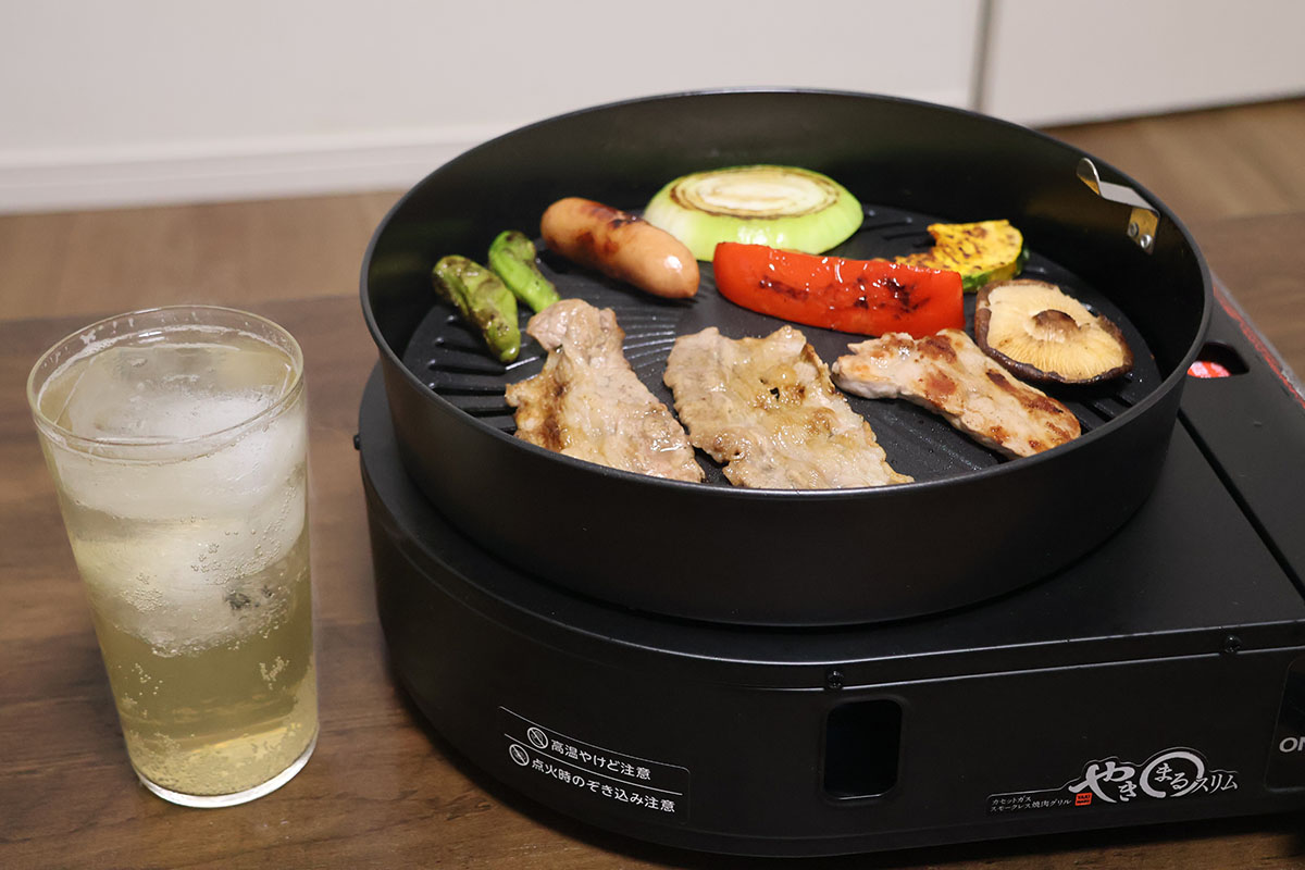 焼肉プレートはややアーチ状で、中央に置くと野菜がすべりやすい印象。とくにソーセージはバランスに少し気を遣う