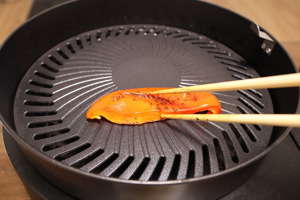 執拗にパプリカを焼く様子
