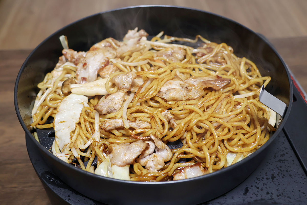 焼きそばを作るには、水やモヤシがスリットから流れるため不向き。直火で焼かれた肉や麺はカリッとした部分もできておいしくはありますが