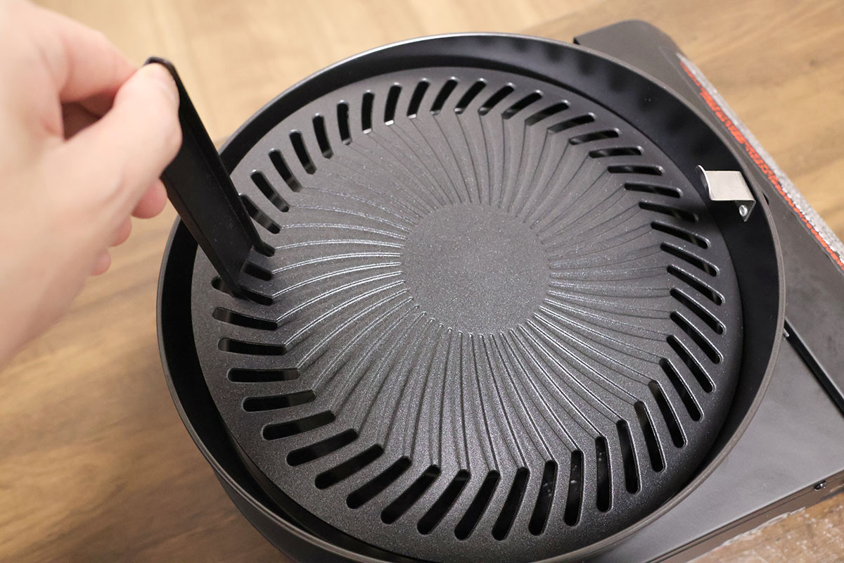 焼肉プレートの取り外しは、付属のプレート用取っ手で行なう